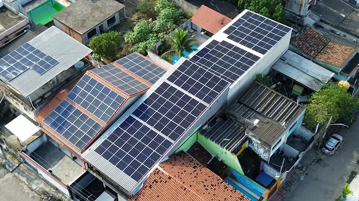 Vista aérea de telhado totalmente coberto por painéis solares instalados pela EcoSolar em São Gonçalo