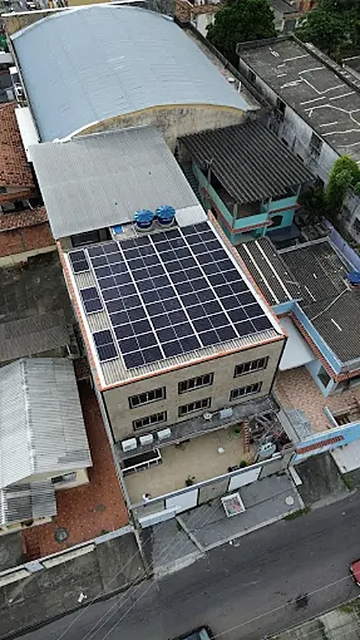 Sistema solar em telhado de galpão comercial na região metropolitana do Rio de Janeiro