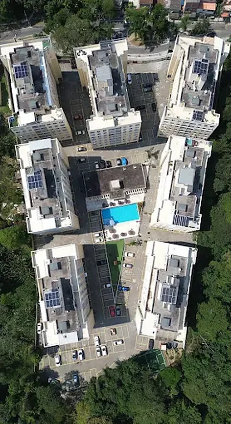 Vista aérea de um condomínio residencial com várias torres atendido pela EcoSolar